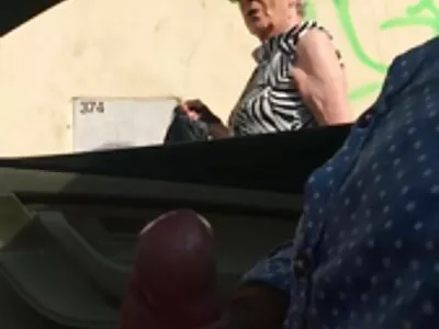 Skylar Vox 吮吸并以充满活力的能量骑着情人的阴茎