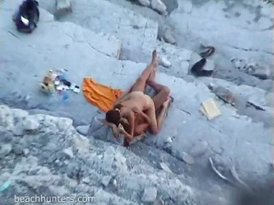 娇小的金发女郎喜欢粗暴的性冒险