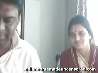 布鲁内特亚历克西斯迪恩被她的继兄弟性交，并在她的脸上射精