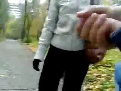 黑头发的女人被撞得很厉害
