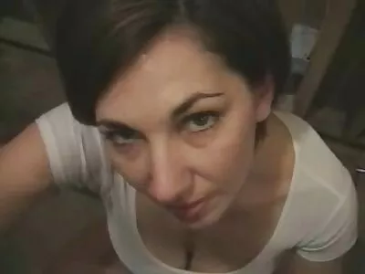 Sheena Ryder 和 Lilly Bell 在客厅被性交