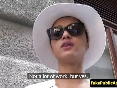 漂亮的金发女郎是一个真正的荡妇