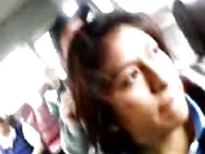 公鸡渴望妓女分享一个黑色的shclong