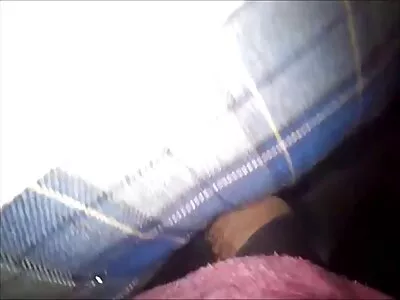 戴眼镜的黑发书呆子在桌子上被狠狠地操