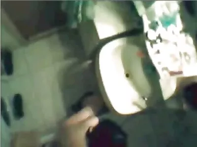达拉起重机支付她儿子的债务