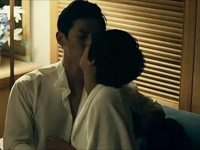 黑发熟女爱抚她的湿松饼