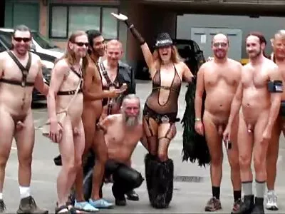年轻的女神艾米莉威利斯在床上取悦英俊的黑人