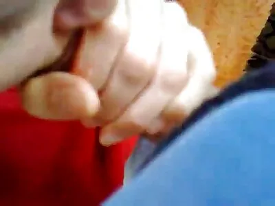 迷人的兔子发现了一个巨大的白色意大利腊肠
