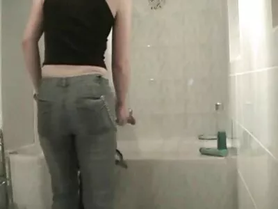 顽皮的宝贝在她脸上射精