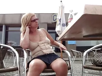 金发女郎与毛茸茸的猫被搞砸了