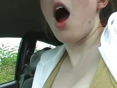 漂亮的金发女郎玩得很开心