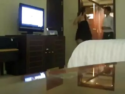 爱公鸡的金发女郎正在正确吸吮
