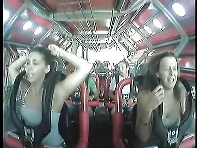 像三人一组的酒吧里的辣妹