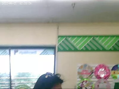 红发妈妈轻弹她的粉红色开关