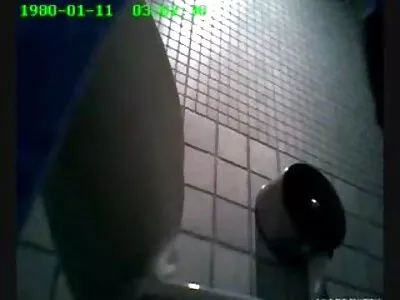 一个性感的金发女郎在反转的女牛仔中被性交